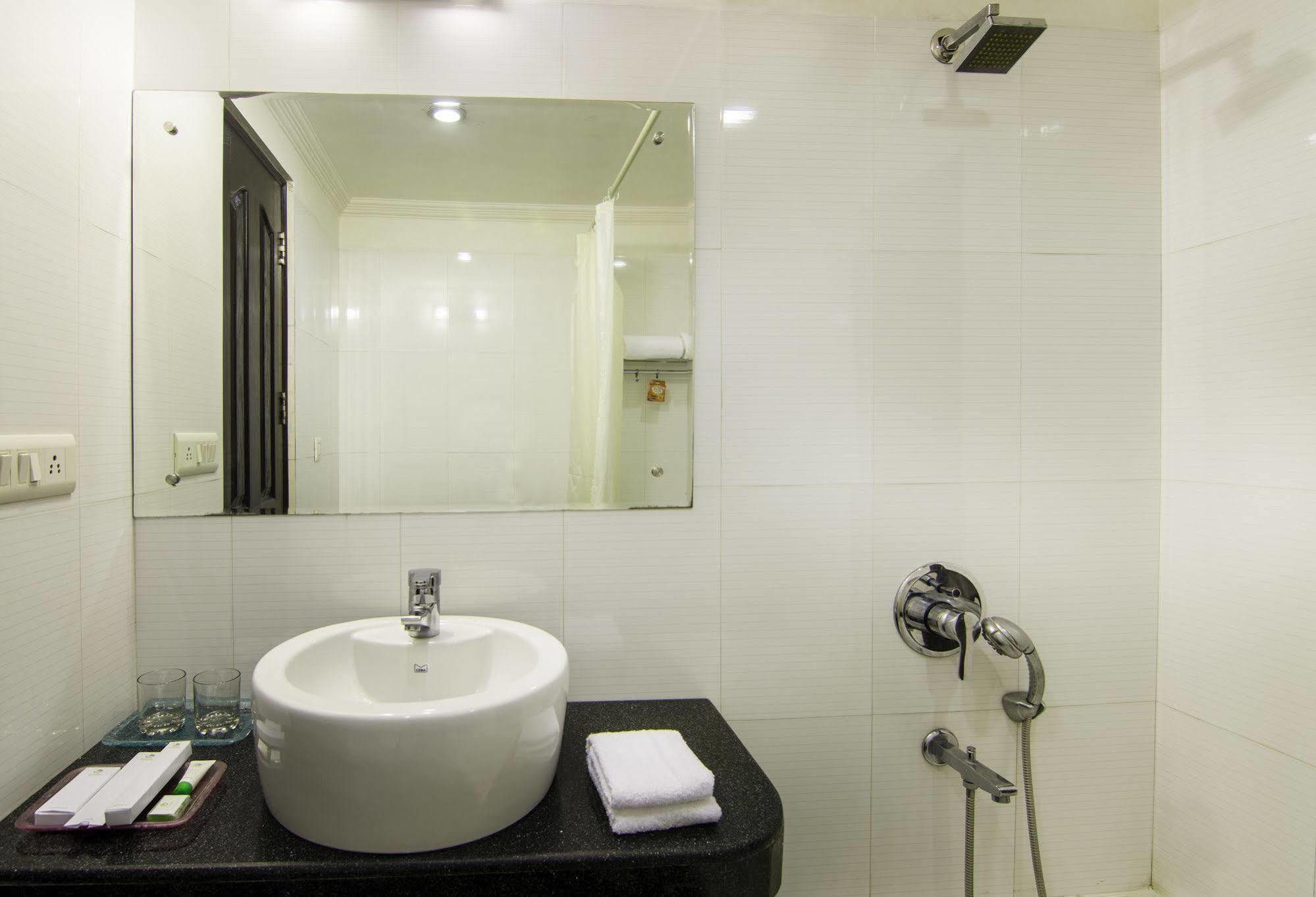 גורגאון Oyo Townhouse 823 Green Leaf מראה חיצוני תמונה