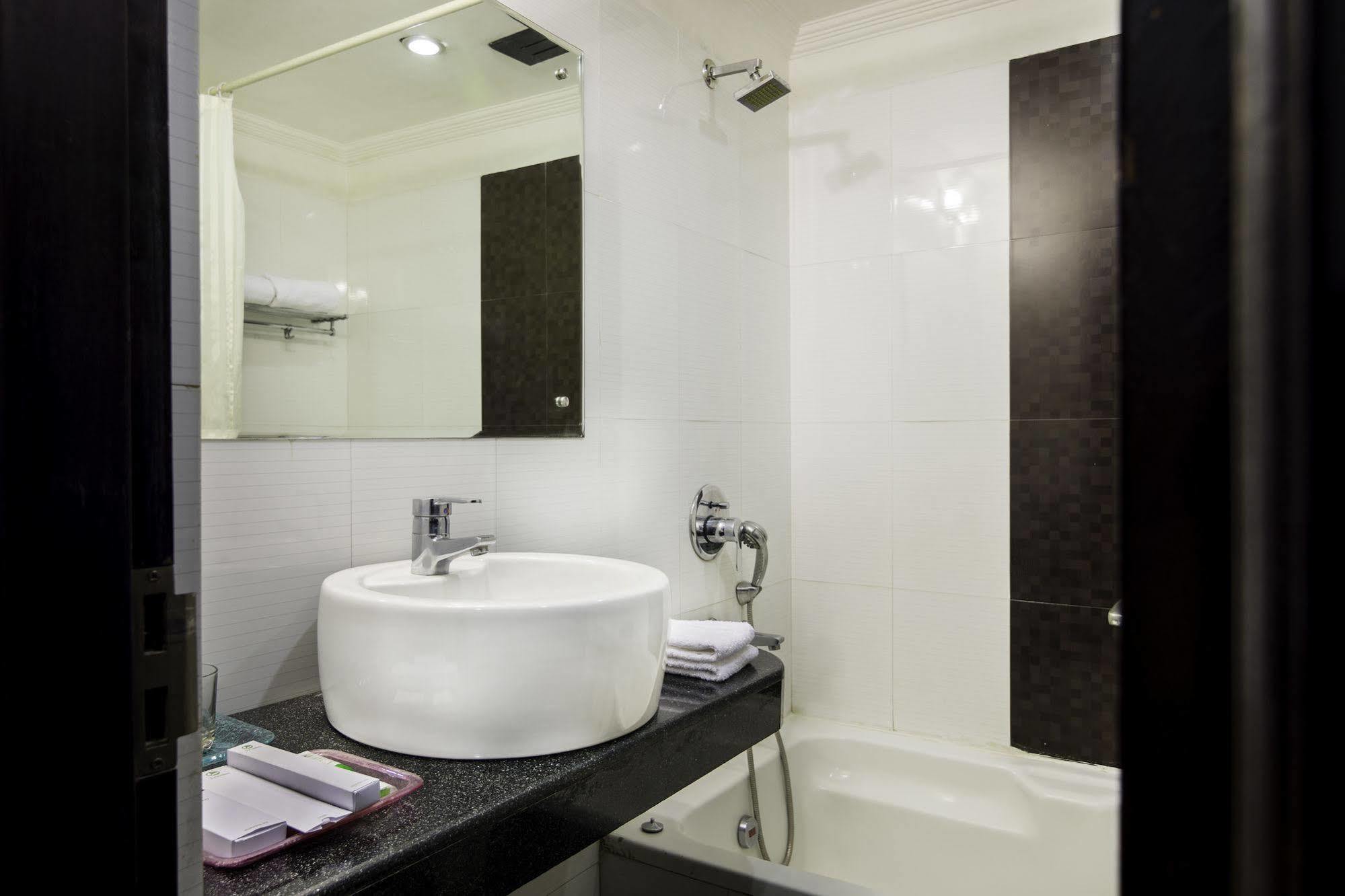 גורגאון Oyo Townhouse 823 Green Leaf מראה חיצוני תמונה